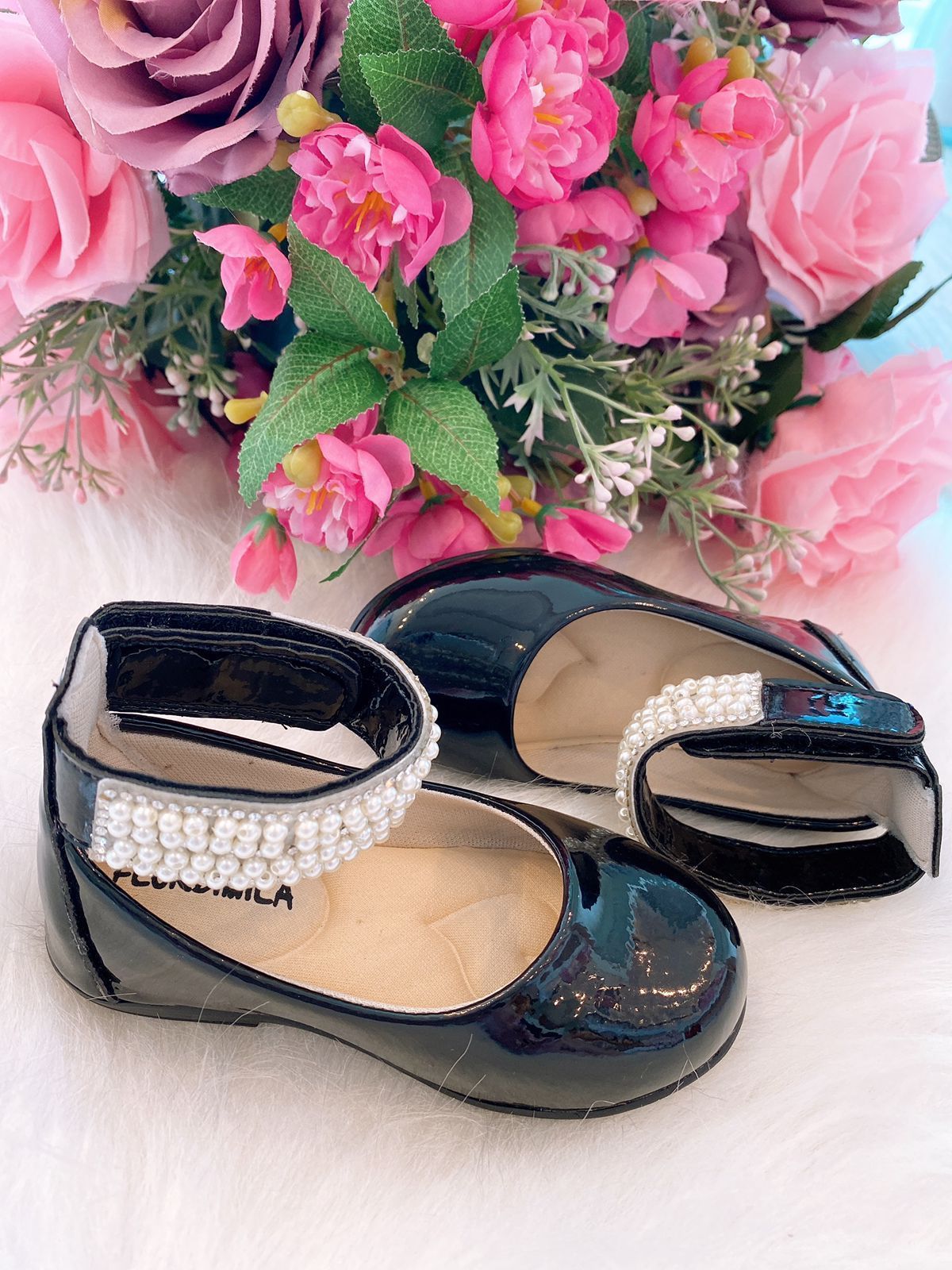 Sapatilha Flor Di Mila Camille Preta Pérolas - Leveza e Charme para os Pezinhos | Bebeloo Kids