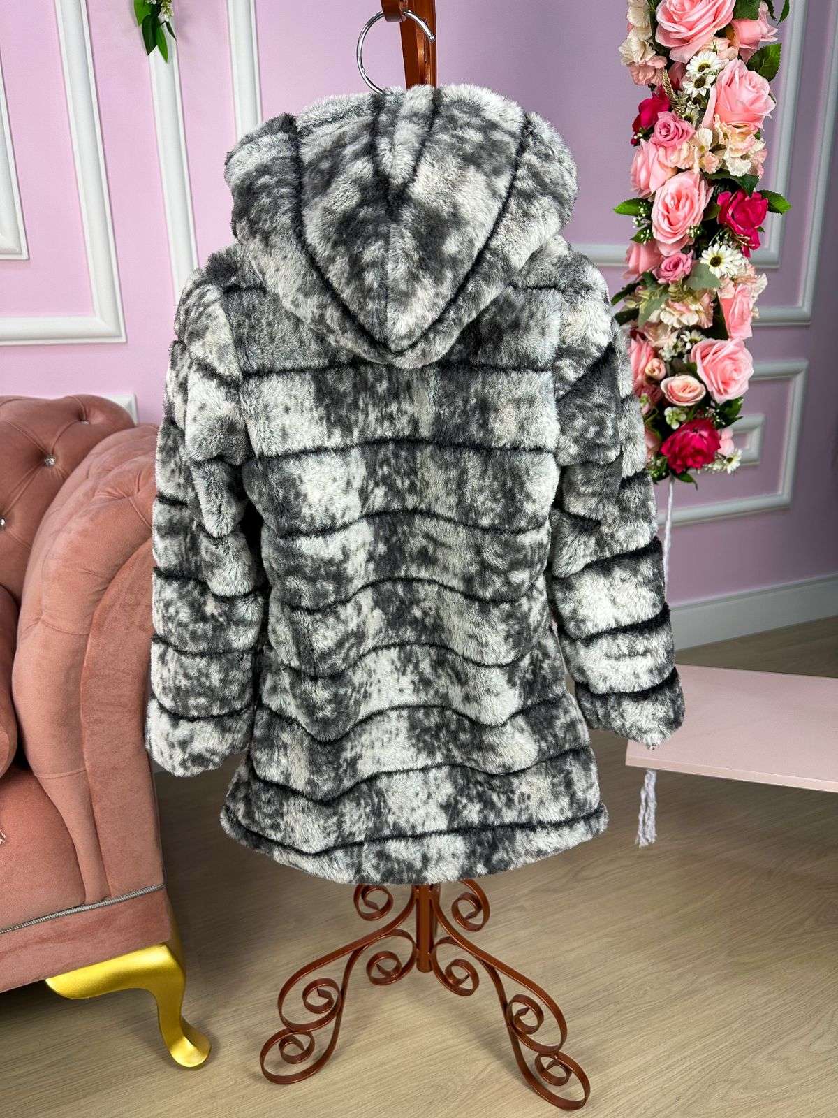 Casaco Peluciado Preto e Branco Mesclado Com Capuz - Aconchego e Estilo para os Pequenos | Bebeloo Kids