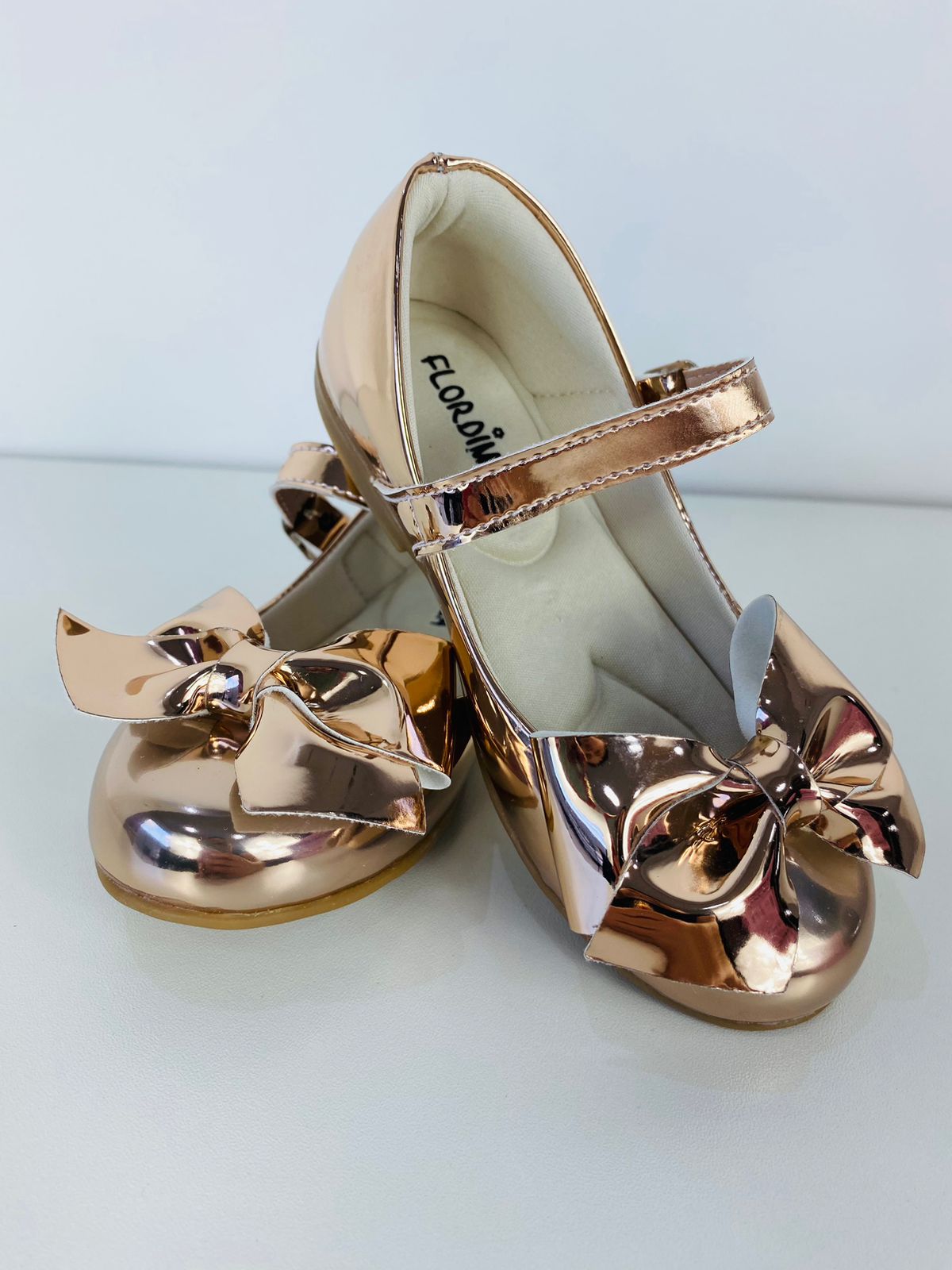 Sapatilha Flor Di Mila Laço Dourado Metalizado - Toque Delicado para Completar o Visual | Bebeloo Kids
