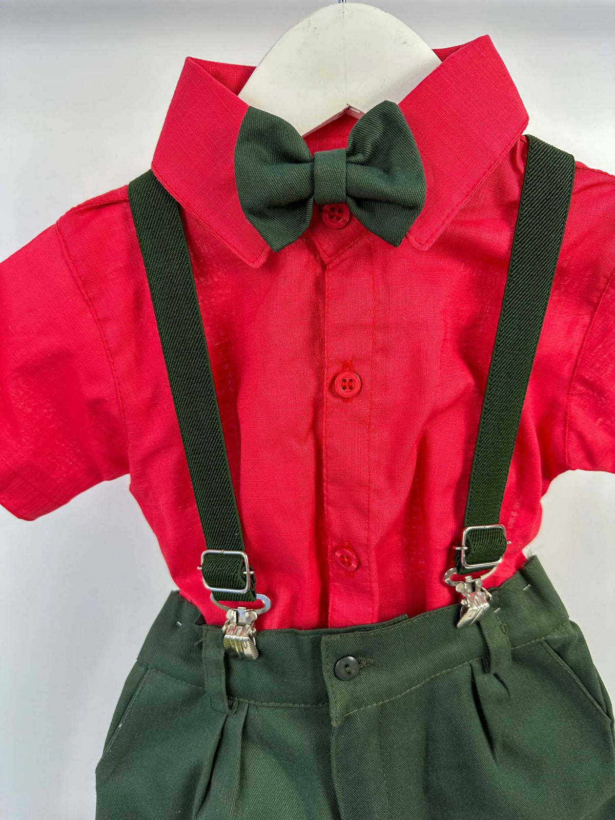 Conjunto Miss Cherry Henry Vermelho Suspensorio Verde Militar - Estilo Delicado para o Dia a Dia | Bebeloo Kids