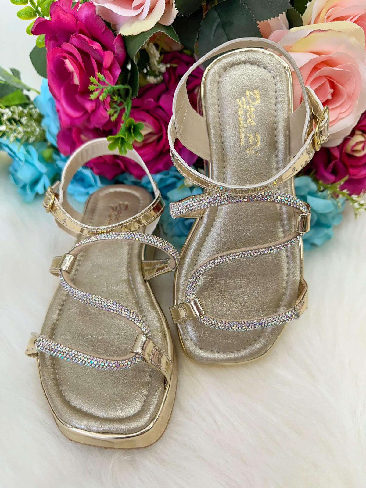 Sandália Doce Pe Verniz Dourada Lilia - Conforto e Estilo para os Pezinhos | Bebeloo Kids
