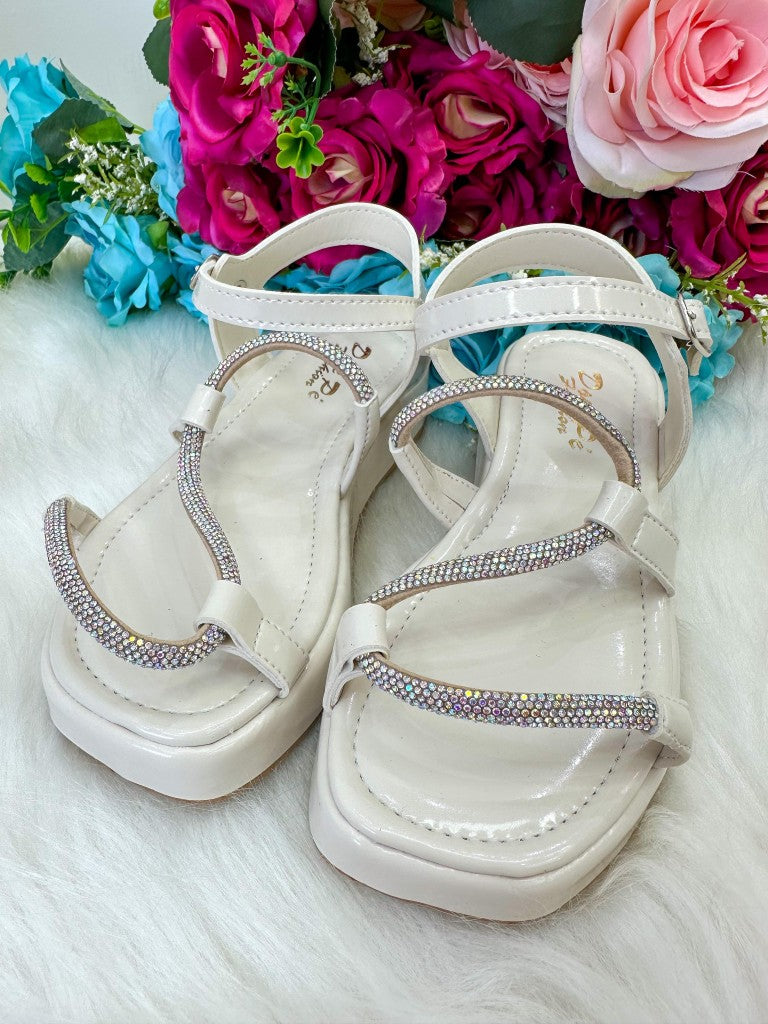 Sandália Doce Pe Verniz Off/ Marfim Lilia - Conforto e Estilo para os Pezinhos | Bebeloo Kids