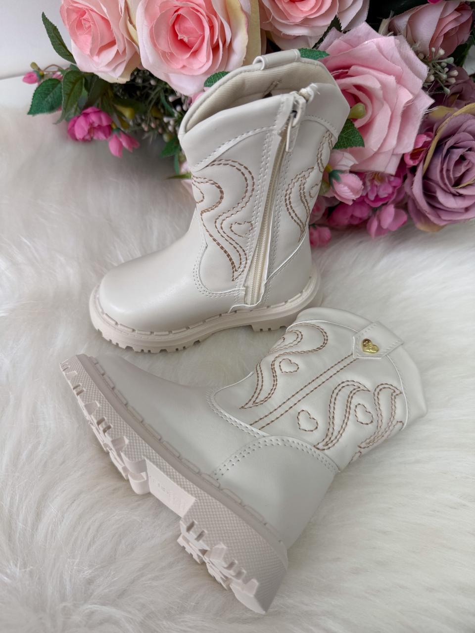 Bota\Coturno Nilqi Bella Off - Qualidade e Cuidado para os Pequenos | Bebeloo Kids