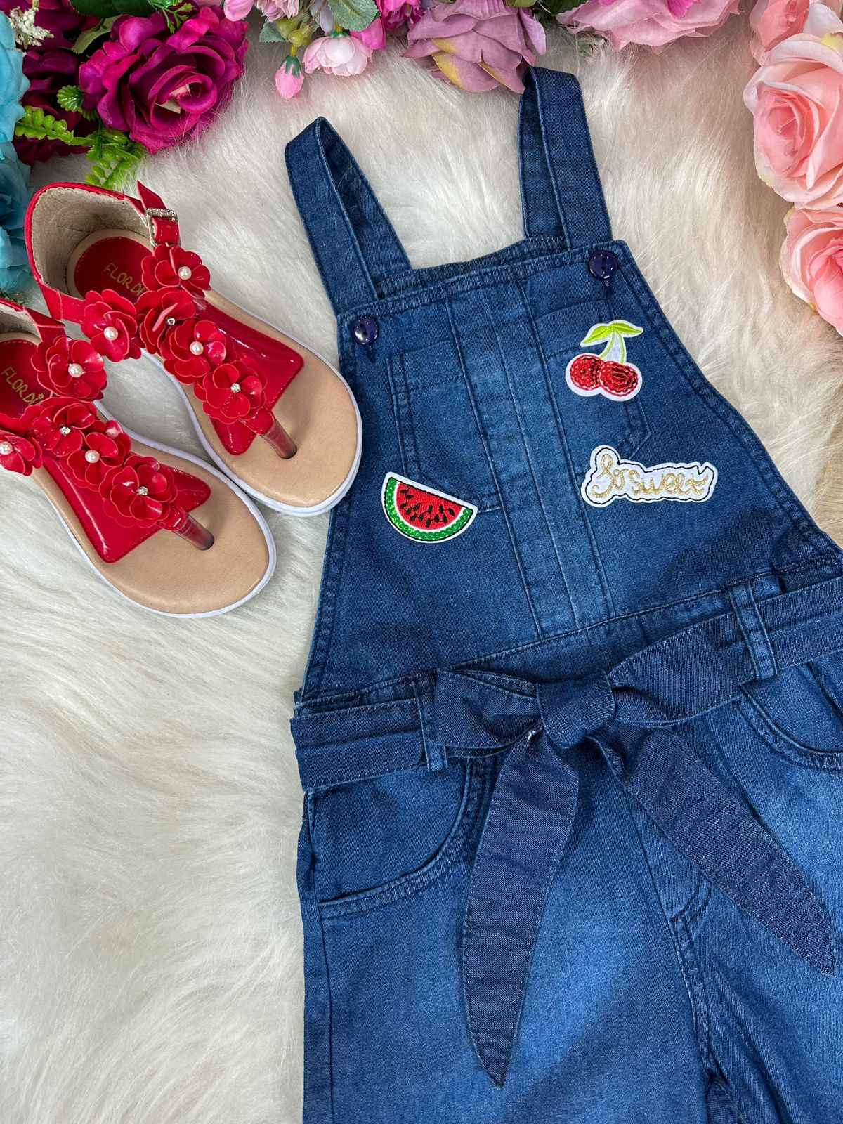 Jardineira Princesa Bebeloo Kids Jeans Frutinhas - Diversão e Encanto para Brincar | Bebeloo Kids