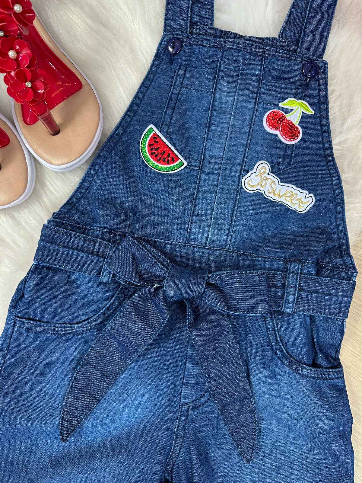 Jardineira Princesa Bebeloo Kids Jeans Frutinhas - Diversão e Encanto para Brincar | Bebeloo Kids