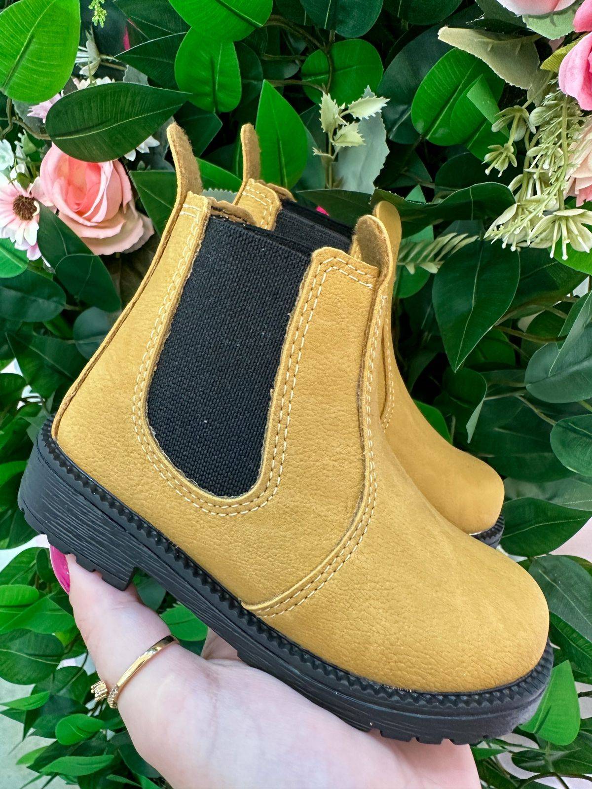 Bota Nilqi Masculina Mostarda - Diversão e Encanto para Brincar | Bebeloo Kids