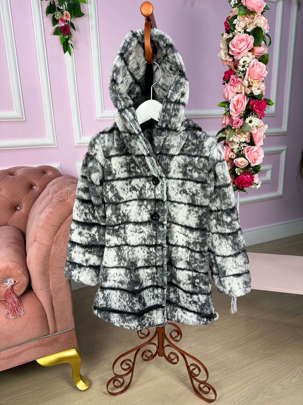Casaco Peluciado Preto e Branco Mesclado Com Capuz - Aconchego e Estilo para os Pequenos | Bebeloo Kids