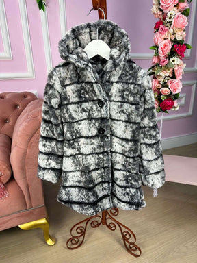 Casaco Peluciado Preto e Branco Mesclado Com Capuz - Aconchego e Estilo para os Pequenos | Bebeloo Kids