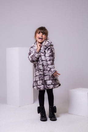 Casaco Peluciado Preto e Branco Mesclado Com Capuz - Aconchego e Estilo para os Pequenos | Bebeloo Kids