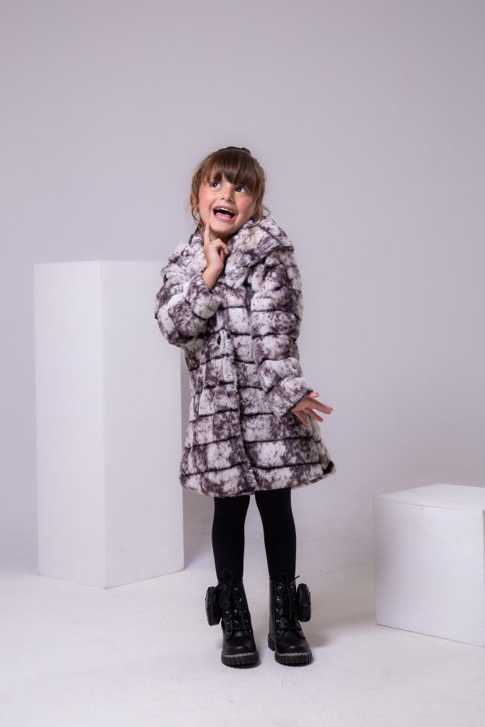 Casaco Peluciado Preto e Branco Mesclado Com Capuz - Aconchego e Estilo para os Pequenos | Bebeloo Kids