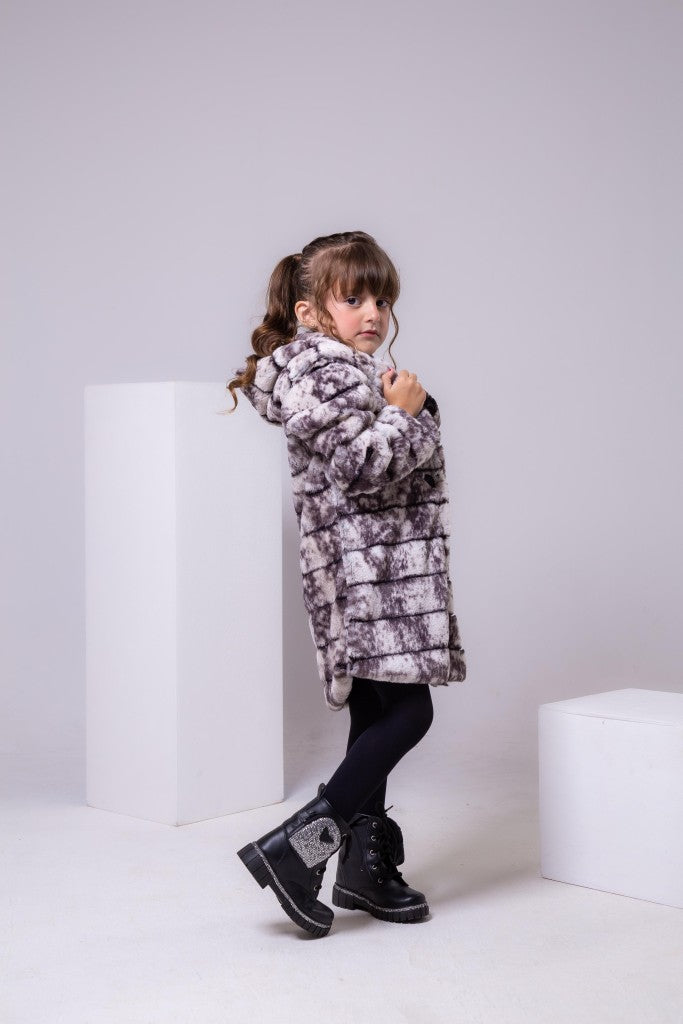 Casaco Peluciado Preto e Branco Mesclado Com Capuz - Aconchego e Estilo para os Pequenos | Bebeloo Kids