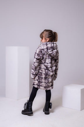 Casaco Peluciado Preto e Branco Mesclado Com Capuz - Aconchego e Estilo para os Pequenos | Bebeloo Kids