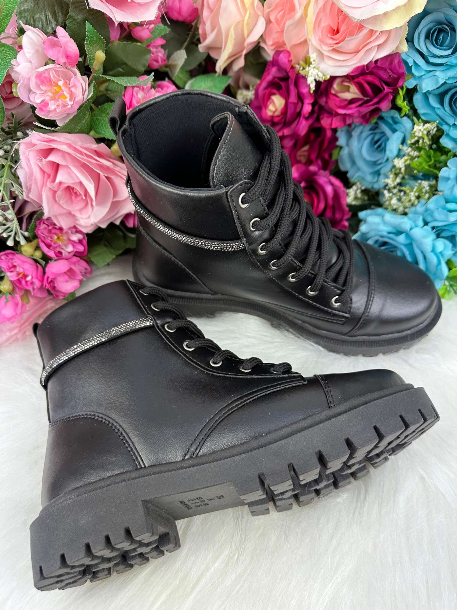 Bota/Coturno Ousadia Preta Adulta Strass - Qualidade e Cuidado para os Pequenos | Bebeloo Kids