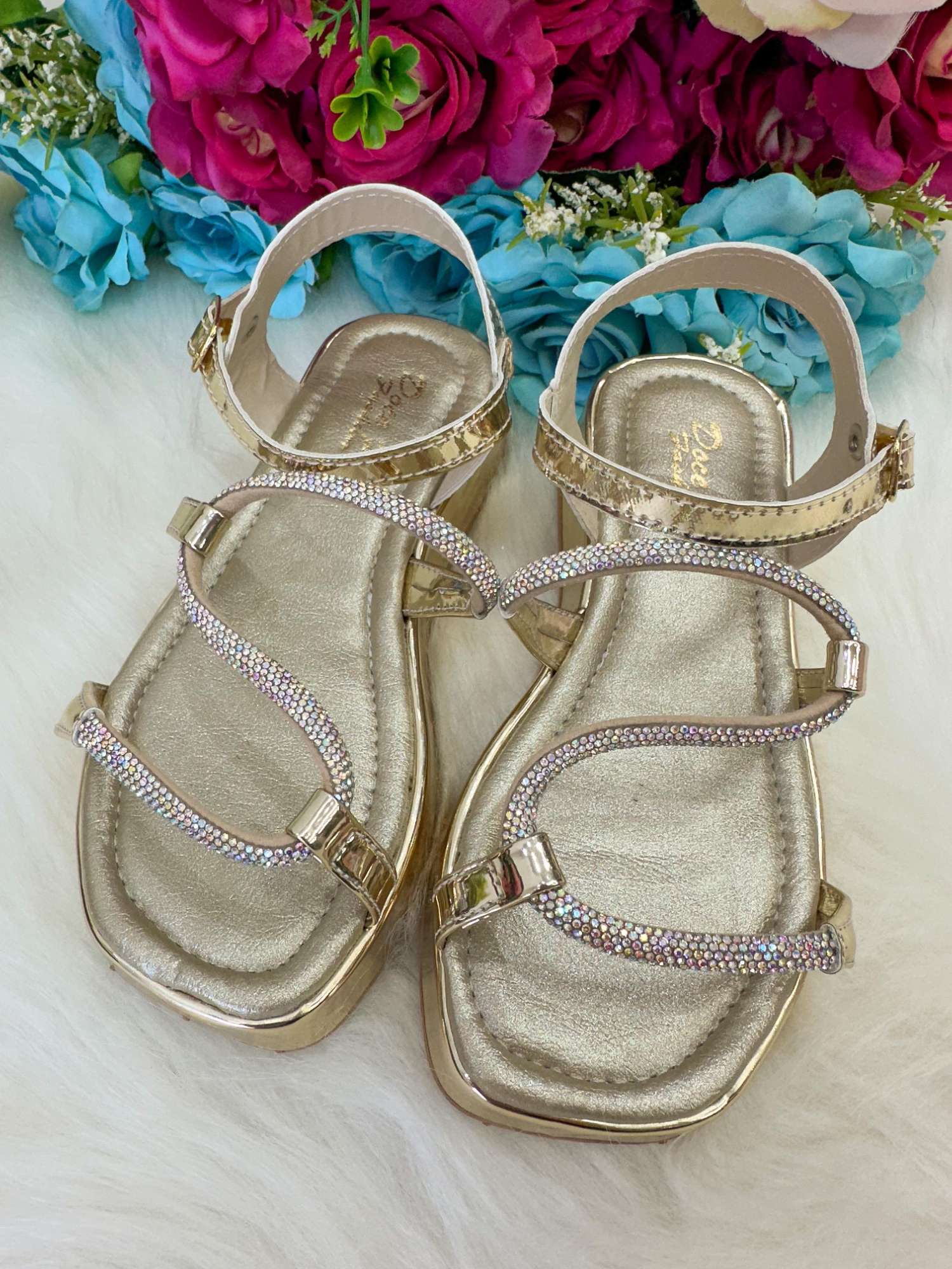 Sandália Doce Pe Verniz Dourada Lilia - Conforto e Estilo para os Pezinhos | Bebeloo Kids
