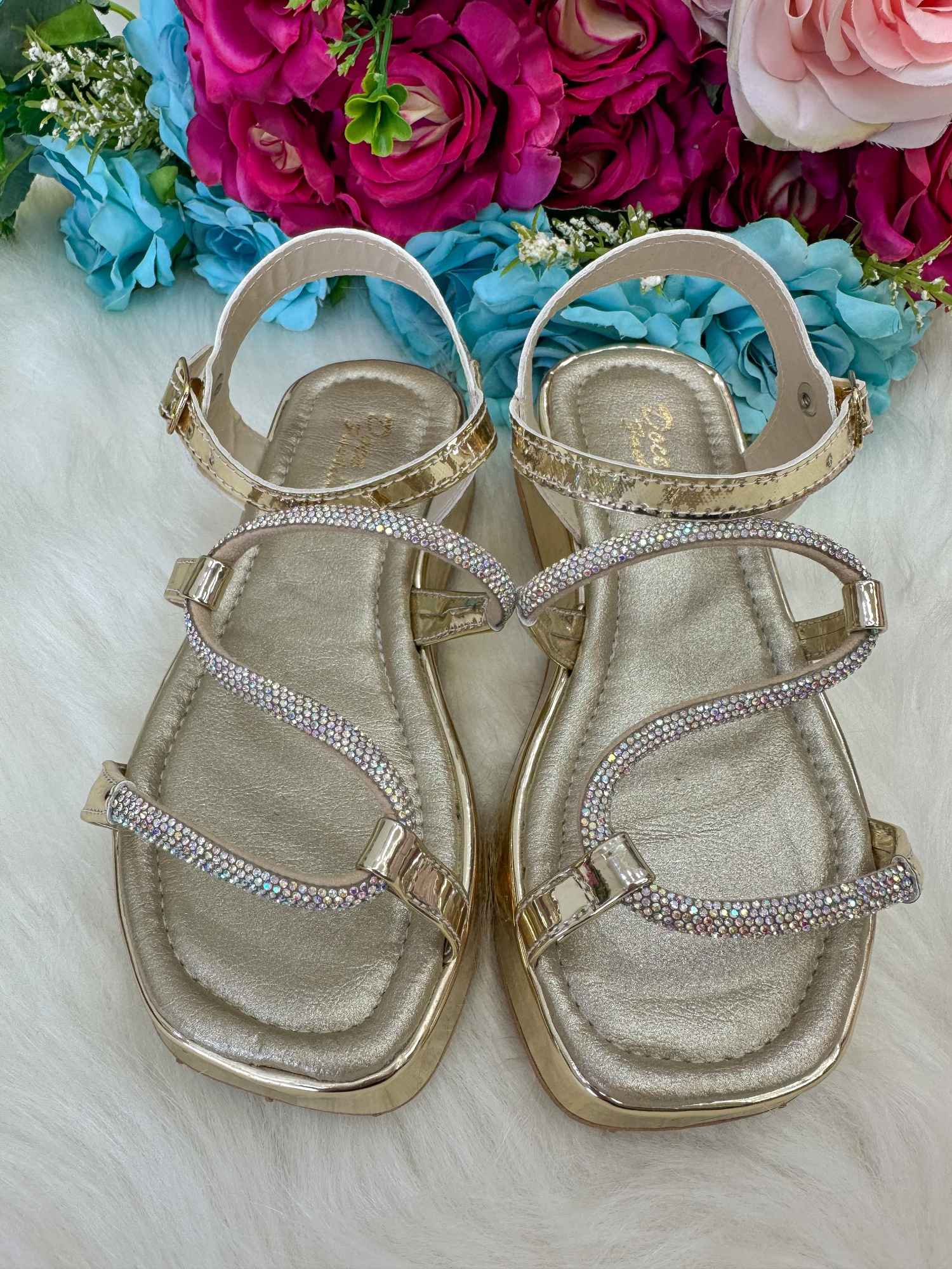 Sandália Doce Pe Verniz Dourada Lilia - Conforto e Estilo para os Pezinhos | Bebeloo Kids