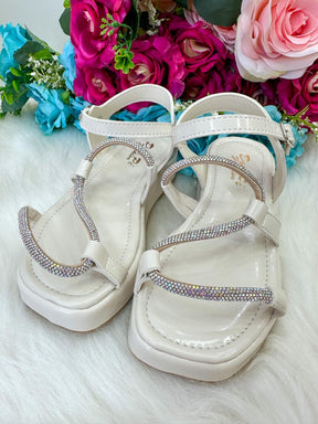Sandália Doce Pe Verniz Off/ Marfim Lilia - Conforto e Estilo para os Pezinhos | Bebeloo Kids