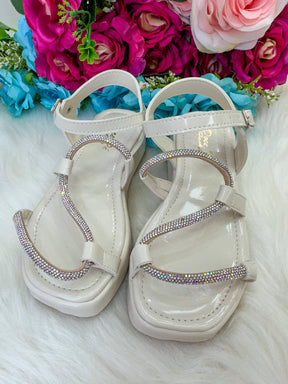 Sandália Doce Pe Verniz Off/ Marfim Lilia - Conforto e Estilo para os Pezinhos | Bebeloo Kids
