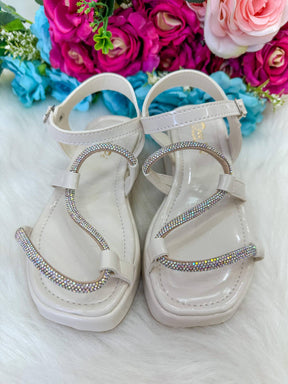 Sandália Doce Pe Verniz Off/ Marfim Lilia - Conforto e Estilo para os Pezinhos | Bebeloo Kids