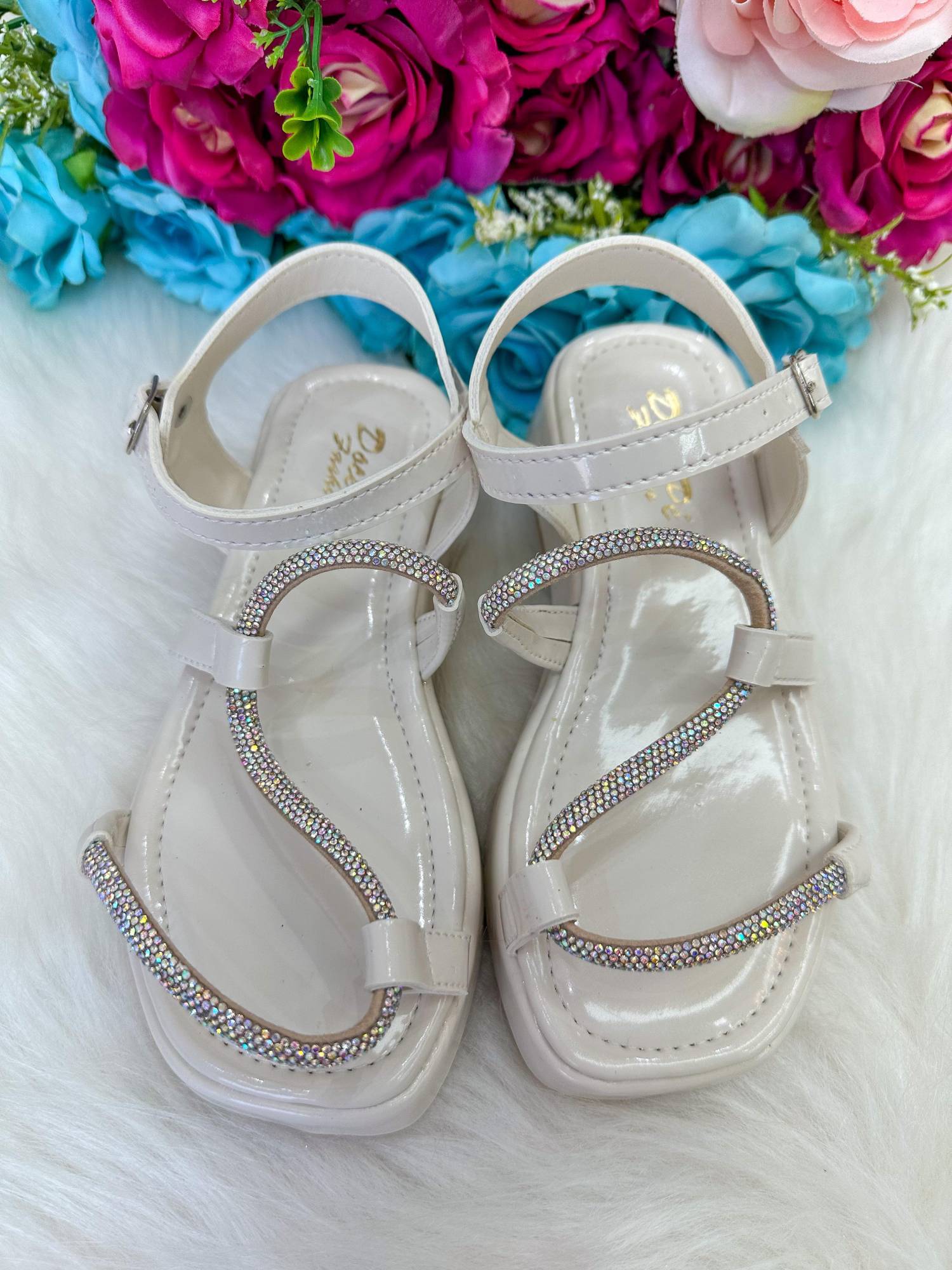 Sandália Doce Pe Verniz Off/ Marfim Lilia - Conforto e Estilo para os Pezinhos | Bebeloo Kids