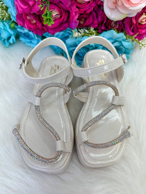 Sandália Doce Pe Verniz Off/ Marfim Lilia - Conforto e Estilo para os Pezinhos | Bebeloo Kids