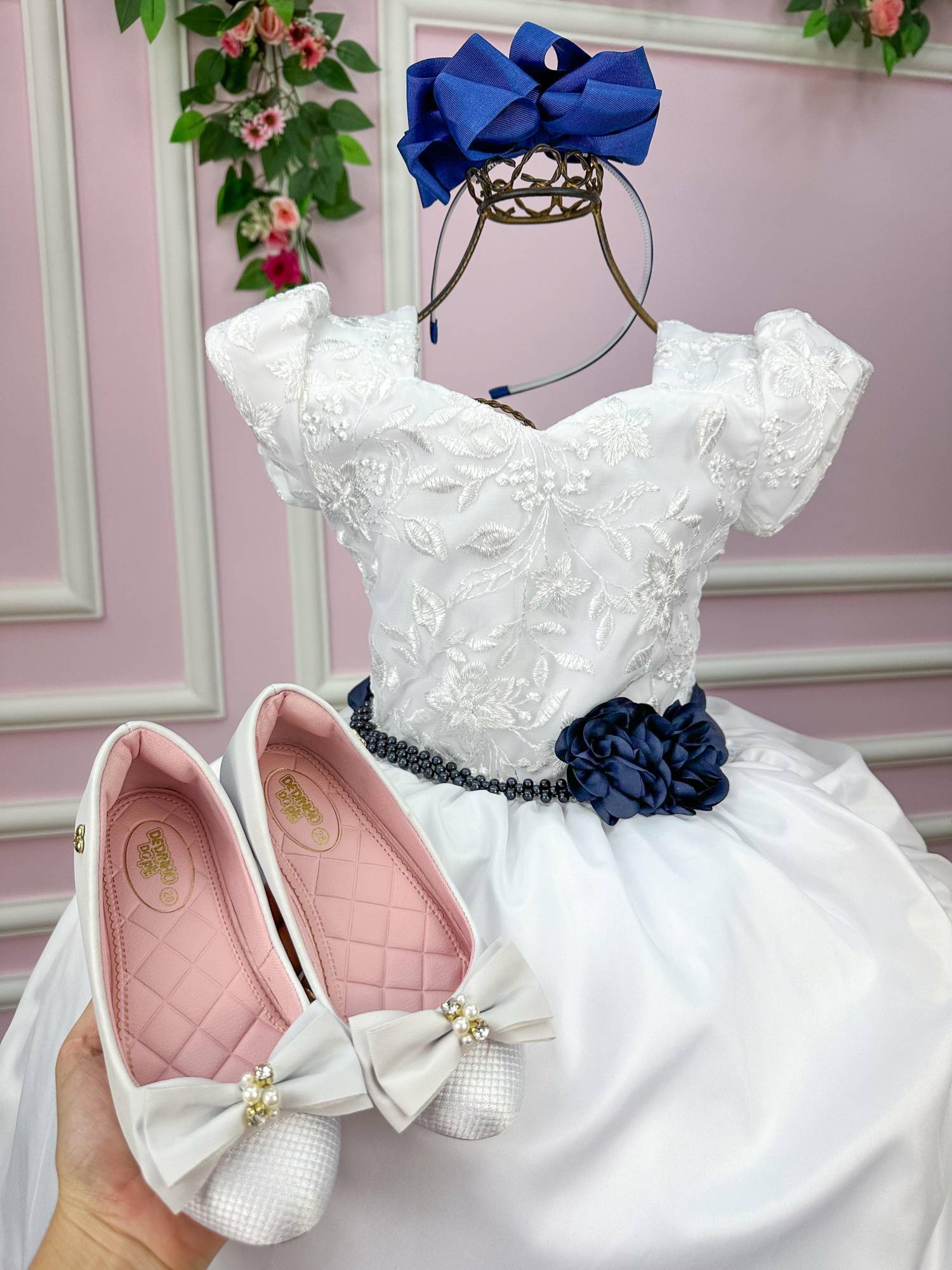 Vestido Lorenzetti Longo Branco Peito Rendado Cinto Azul Marinho - Detalhe que Faz a Diferença | Bebeloo Kids