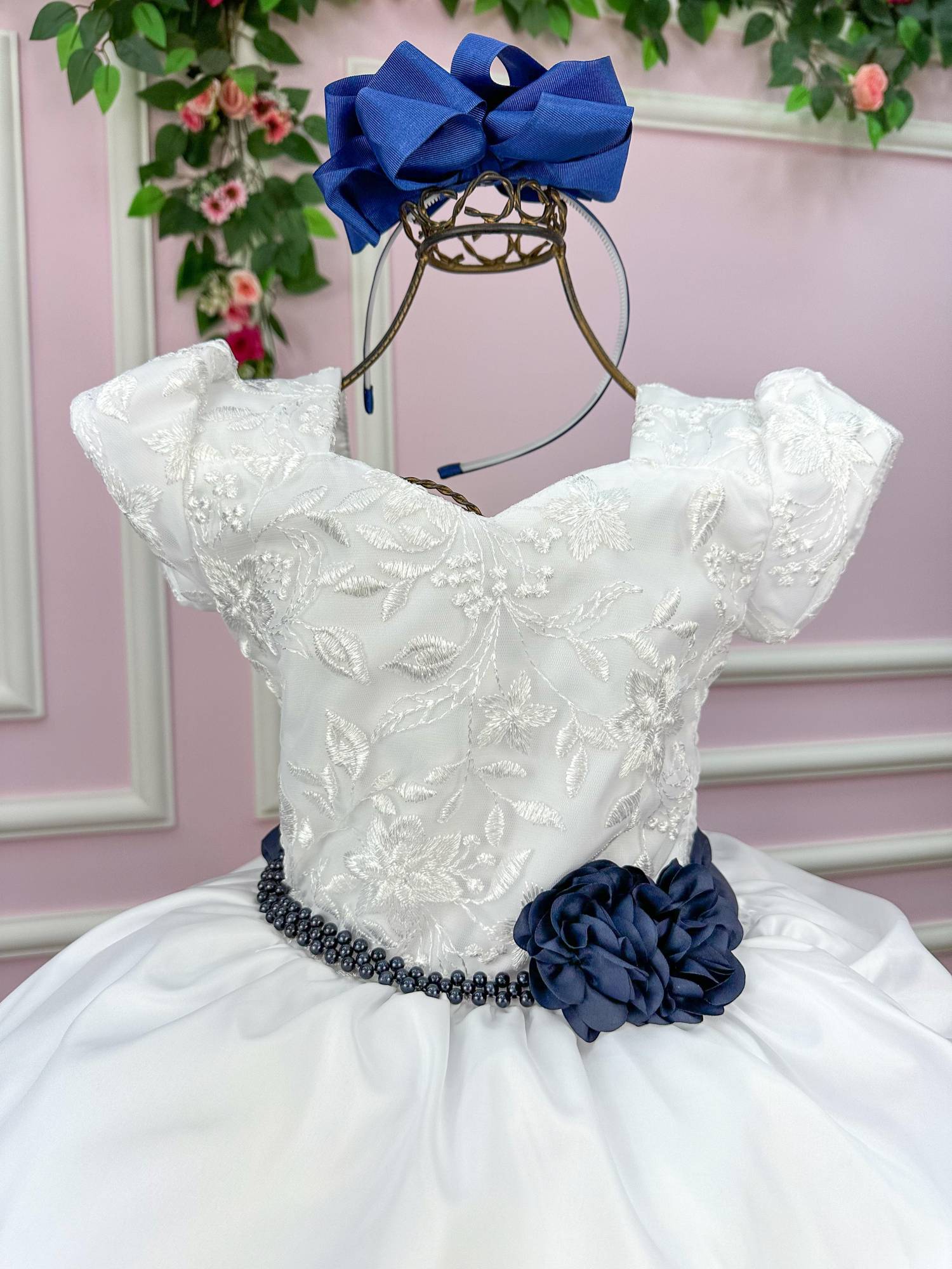 Vestido Lorenzetti Longo Branco Peito Rendado Cinto Azul Marinho - Detalhe que Faz a Diferença | Bebeloo Kids