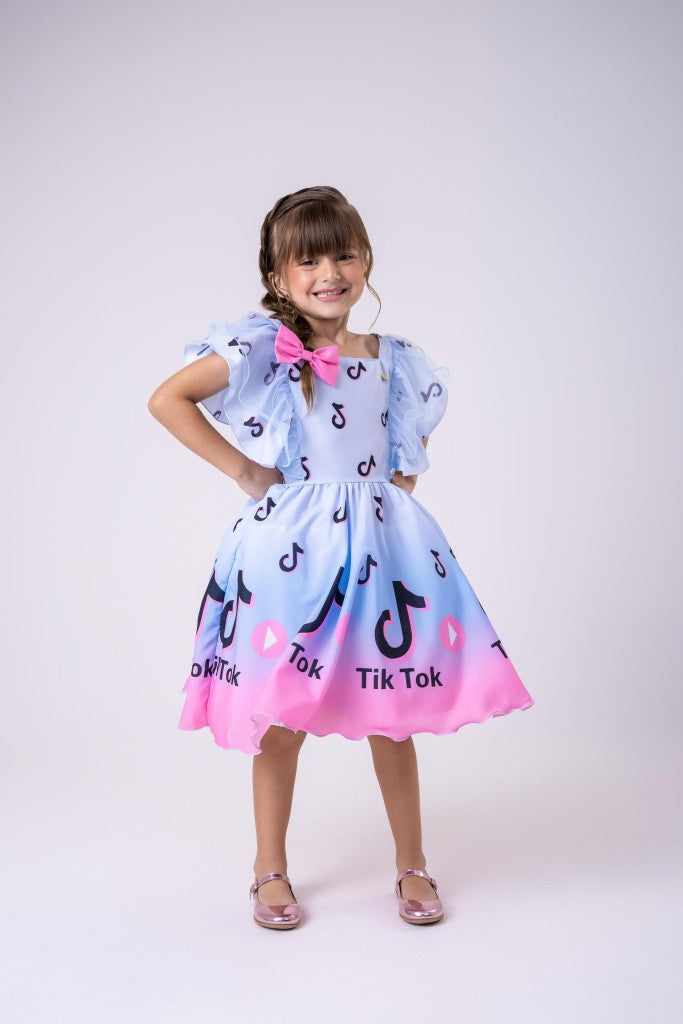 Vestido Temáticos Kids Tik Tok Azul Bebe - Leveza e Elegância para Meninas | Bebeloo Kids