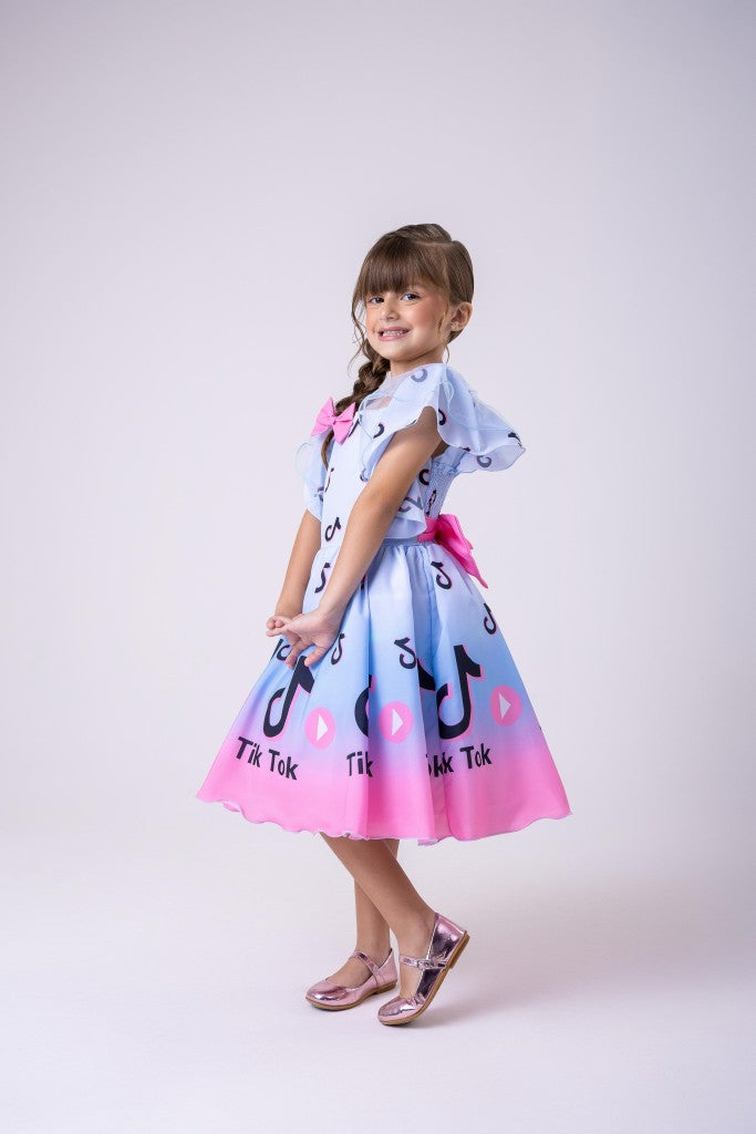 Vestido Temáticos Kids Tik Tok Azul Bebe - Leveza e Elegância para Meninas | Bebeloo Kids