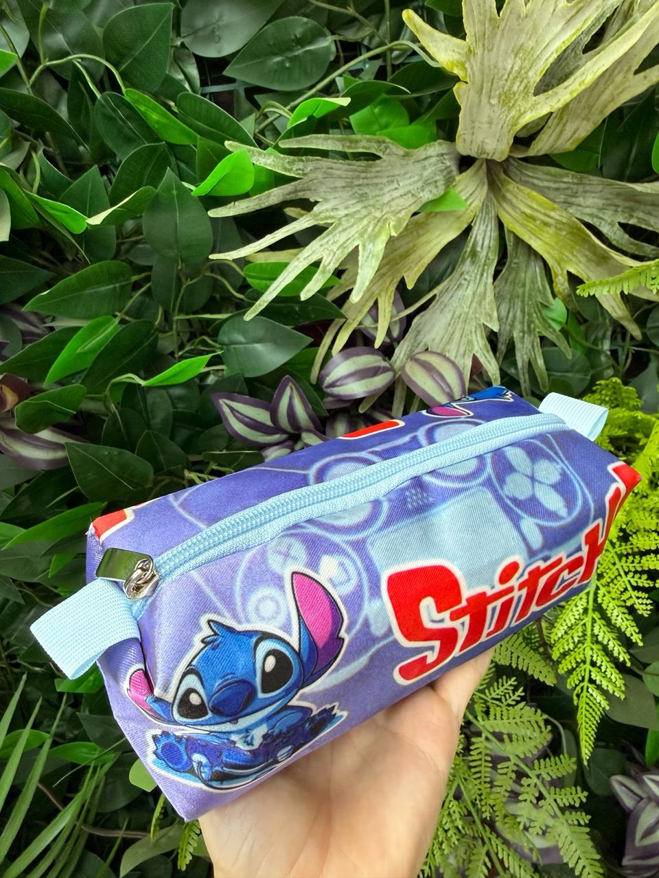 Mochila Rodinhas Stitch Masculino + Estojo de Brinde - Praticidade e Charme para o Dia a Dia | Bebeloo Kids