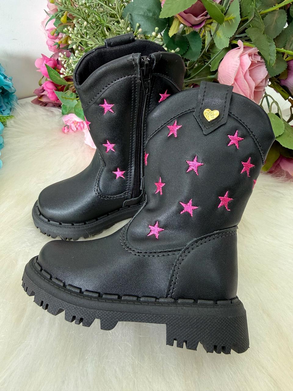 Bota Nilqi Manu Preta Estrela Pink Modelo 2 - Qualidade e Cuidado para os Pequenos | Bebeloo Kids