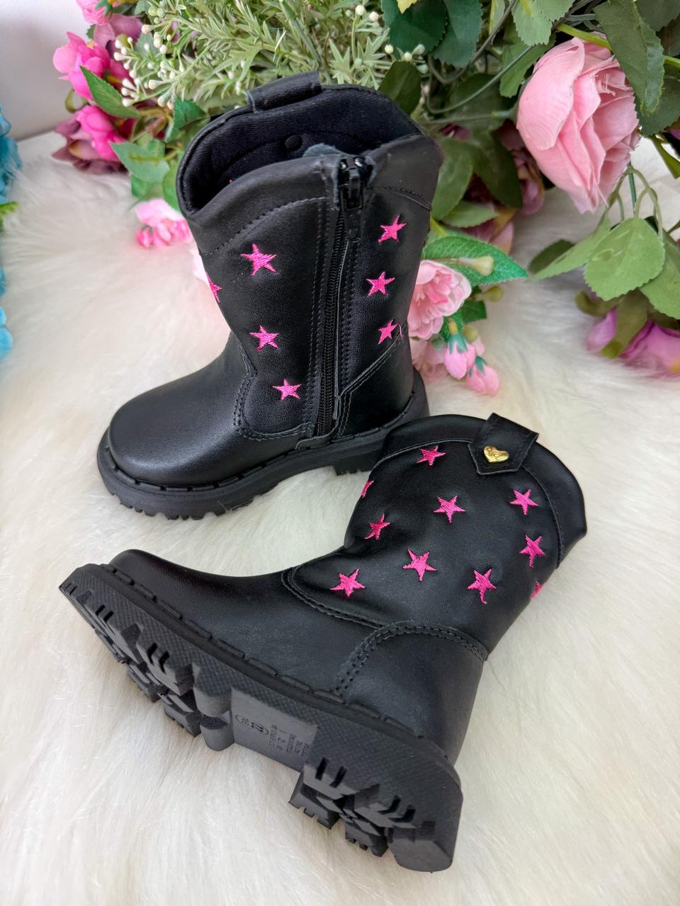 Bota Nilqi Manu Preta Estrela Pink Modelo 2 - Qualidade e Cuidado para os Pequenos | Bebeloo Kids