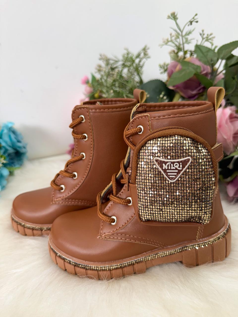 Bota/Coturno Nilqi Malu Bolsinha Cano Baixo (BTCTNNLQMLCNBXBXPRCFCRM)