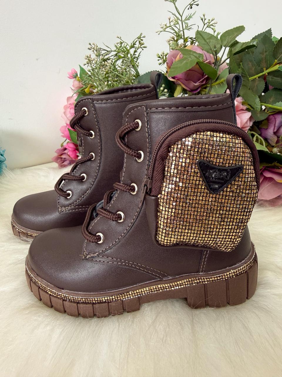 Bota/Coturno Nilqi Malu Bolsinha Cano Baixo (BTCTNNLQMLCNBXBXPRCFCRM)